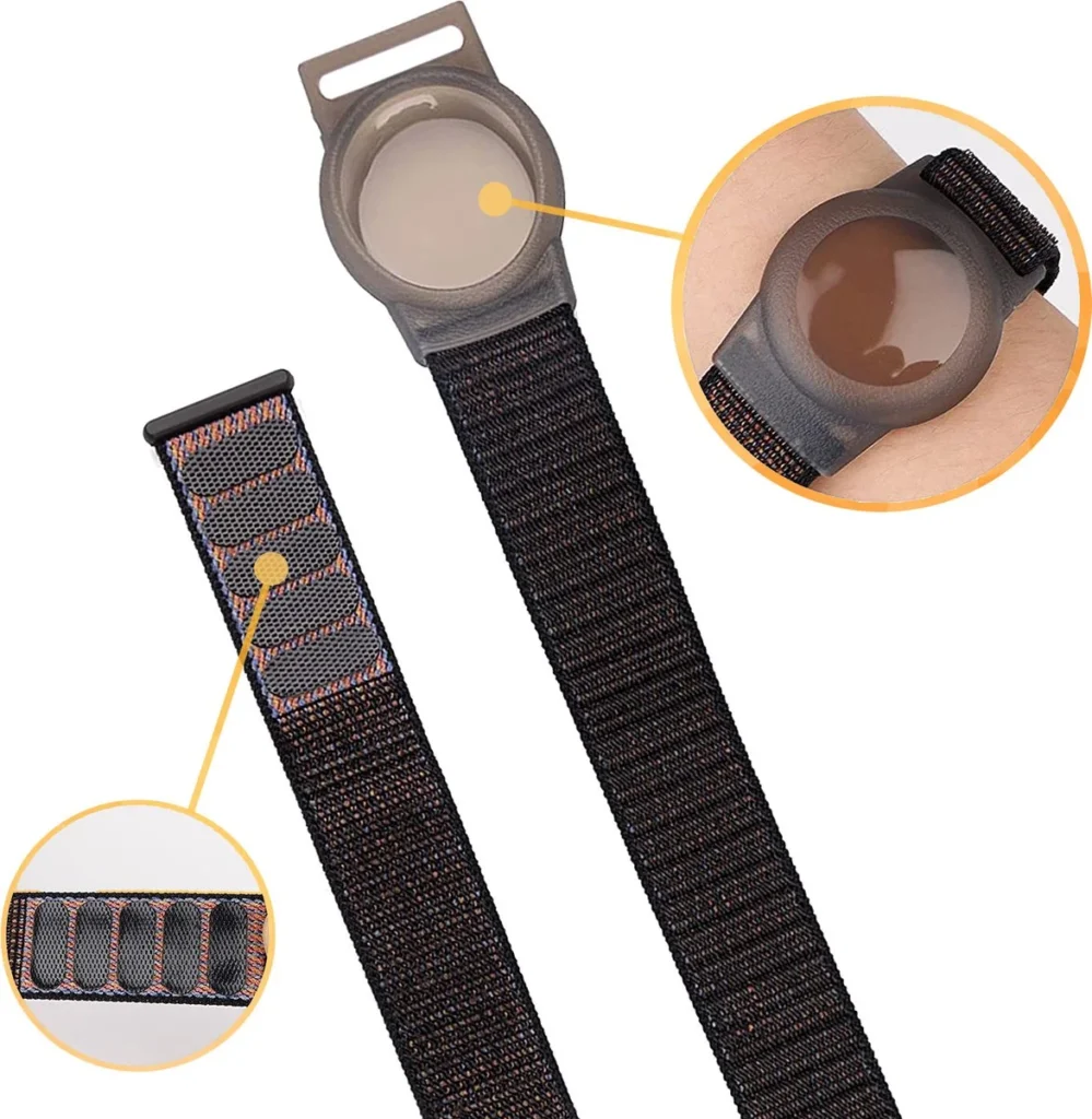 Close up Apple AirTag invoer en armband bevestiging - GPS GIGANT